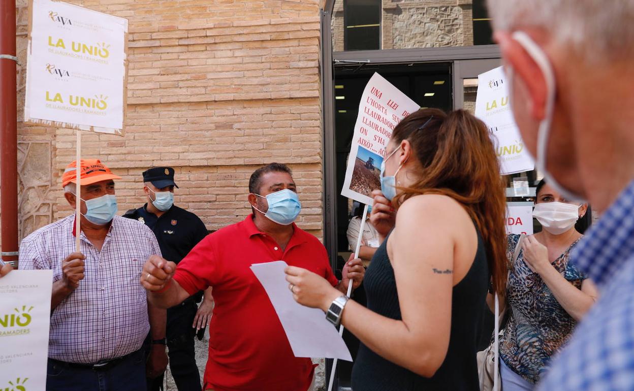 Los agricultores protestan en Valencia y auguran un otoño caliente si